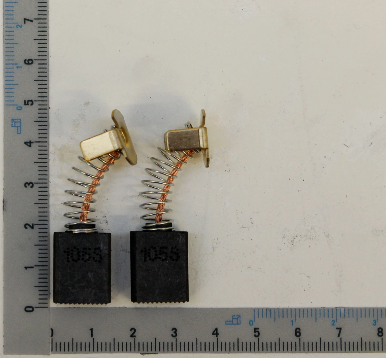 SCHEPPACH - Jeu De 2 Charbons Pour La Scie Onglet Radiale Kity MS 254 / HMS 850 Et HM 120 L 1 SCHEPPACH - Jeu De 2 Charbons Pour La Scie Onglet Radiale Kity MS 254 / HMS 850 Et HM 120 L